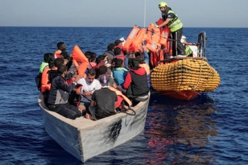 நடுக்கடலில் தவித்த புலம்பெயர்ந்தோரை கைவிட்ட இத்தாலி: பிரான்ஸ் நோக்கி திரும்பியுள்ள படகு