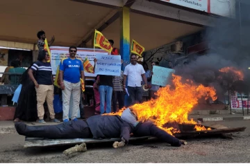 கனேடிய பிரதமர், தமிழ் எம்.பி ஆகியோரின் உருவப் பொம்மைகள் எரிப்பு