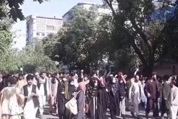 ஆப்கானில் மூடப்பட்ட வங்கிகளை எதிர்த்து மக்கள் போராட்டம்