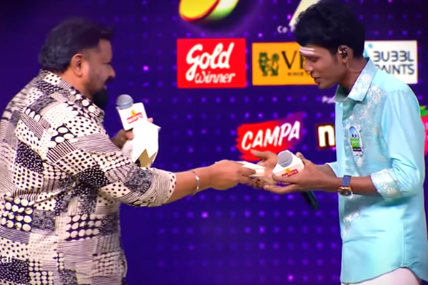 Super Singer: சரணின் பாடலால் உணர்ச்சிவசப்பட்ட கோபிநாத்! கொடுத்த பரிசு என்ன தெரியுமா? | Super Singer Saran Give Gift To Gopinath