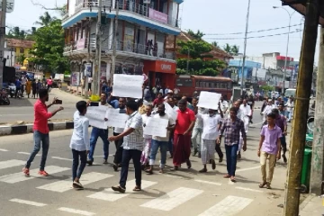 அம்பாறையில் முச்சக்கரவண்டி சாரதிகள் போராட்டம்(Photo)