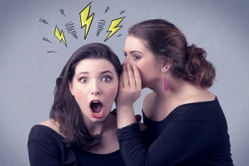 சொல்லாதே யாரும் கேட்டால்....கிசுகிசு விற்று 2 வீடுகள் வாங்கிய மூதாட்டி! இணையவாசிகள் திகைப்பு