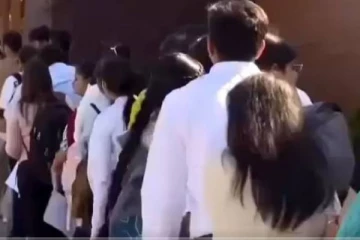 கனடாவில் ஹொட்டல் சர்வர் வேலைக்கு நீண்ட வரிசையில் காத்திருக்கும் இந்திய இளைஞர்கள்