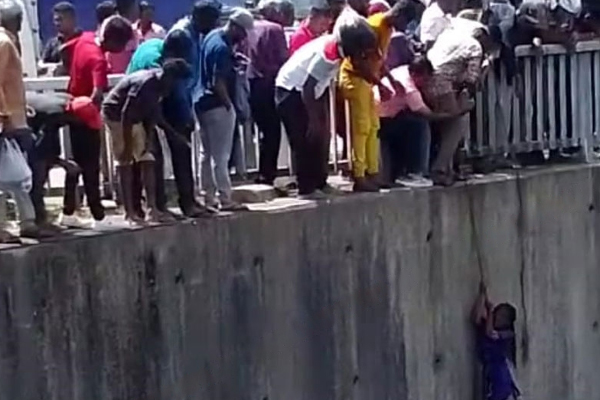 மேல் கொத்மலை நீர்த்தேக்கத்தலிருந்து மீட்கப்பட்ட யுவதி | Young Woman Redemption In Talawakelle Dam