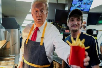 பிரபல கடையில்..பிரெஞ்ச் பிரைஸ் சமைத்து விற்க தொடங்கிய டொனால்ட் டிரம்ப் - வைரல் பதிவு!