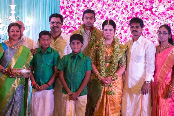 உனக்கு ரெண்டு அப்பாவா..யார் அப்பா தெரியுமான்னு அவமானப்படுத்தினார்கள்? ராதிகாவின் மகள்.. | Radhika S Daughter Rayane Hardy Shares Emotional