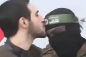 ஹமாஸ் படையினரின் நெற்றியில் முத்தமிட்ட இஸ்ரேல் பிணைக்கைதி