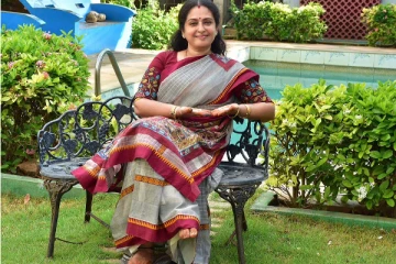 காதலுக்காக மொட்டை போட்ட பிரபல நடிகை! 55 வயதில் இப்படியாரு போட்டோஷுட்டா? வைரல் புகைப்படம்