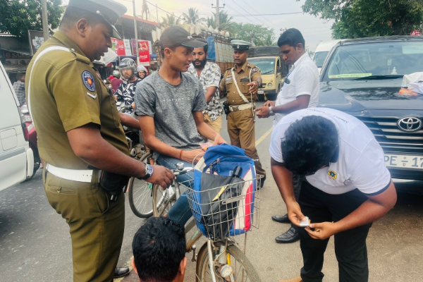 வவுனியா போக்குவரத்து பொலிஸாருக்கு மக்கள் மத்தியில் பாரிய வரவேற்பு | Vavuniya Traffic Police Receive Welcome Public