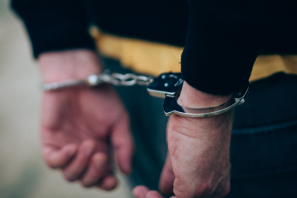 வெளிநாட்டுத் துப்பாக்கியுடன் பொலிஸாரிடம் சிக்கிய மூவர் | Three Arrested For Coming In Car With Foreign Gun