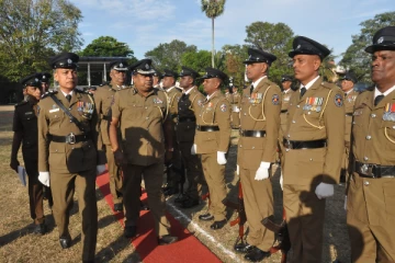 கல்முனை தலைமையக பொலிஸ் நிலைய உத்தியோகத்தர்களின் அணிவகுப்பு மரியாதை