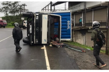 அரிசி ஏற்றிச்சென்ற கனரக வாகனம் விபத்து; சாரதிக்கு நேர்ந்த கதி