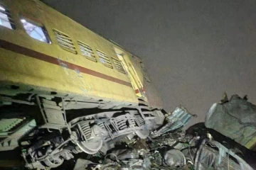 இரு தொடருந்து நேருக்குநேர் மோதி விபத்து: 19 பேர் பலி- பலர் படுகாயம்