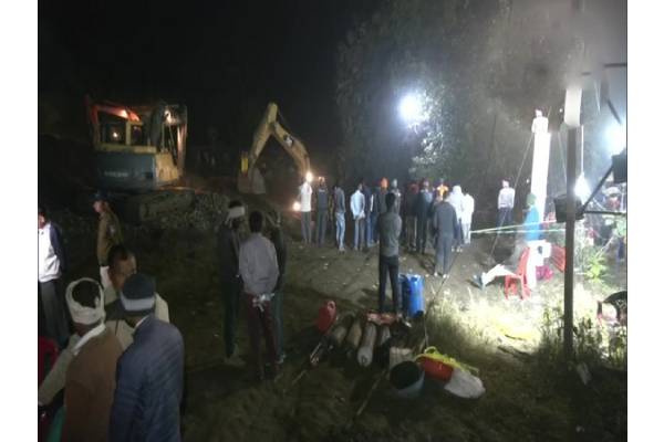 ஓயாத துயரம்...ஆழ்துளை கிணற்றில் விழுந்த 8 வயது சிறுவன் - மீட்பு பணிகள் தீவிரம் | An 8 Year Old Boy Fell Into A Borewell