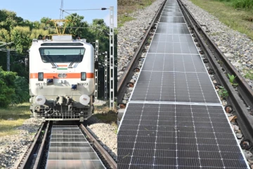 இந்தியாவில் முதல்முறை - ரயில் தண்டவாளங்களுக்கிடையே உற்பத்தியாகும் மின்சாரம்
