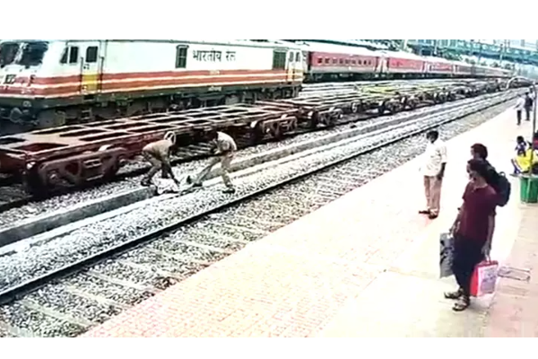 ரயில் தண்டவாளத்தில் திடீரென தவறி விழுந்த முதியவர்: சட்டென ஓடிச் சென்று உயிரை காப்பாற்றிய பாதுகாப்பு படையினர்! | Tamilnadu Samugam