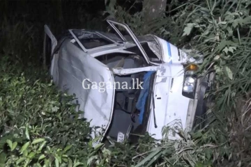 වෑන් රථයක් අඩි 50ක ප්‍රපාතයකට පෙරළෙයි.