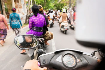 பேருந்தை மோட்டார்சைக்கிளில் துரத்தி சென்ற யுவதிகள் - ஒருவர் பலி: மற்றுமொருவர் வைத்தியசாலையில்