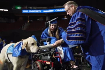 மாற்றுத்திறனாளி மாணவியுடன் டிப்ளோமா பட்டம் பெற்ற நாய்: கைதட்டி கொண்டாடிய பார்வையாளர்கள்!