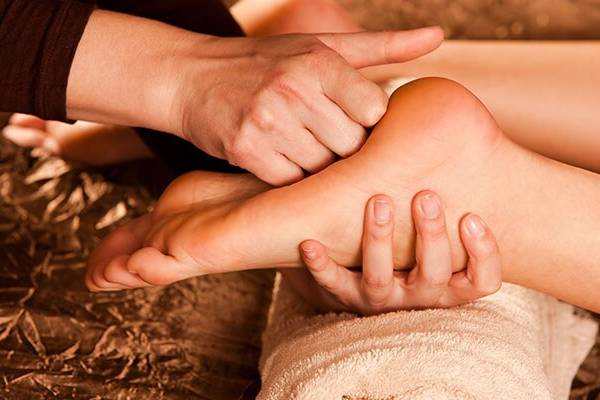 Foot Massge: வெறும் 5 நிமிடம் பாதங்களை மசாஜ் செய்து பாருங்க... இந்த பிரச்சினைகள் கிட்டவே வராது! | Foot Massage Benefits In Tamil