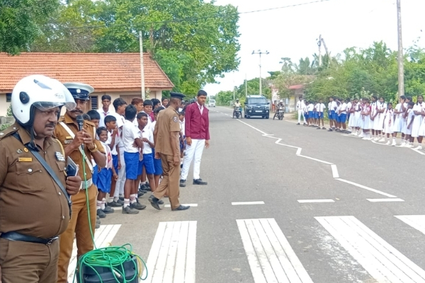 யாழில் மாணவர்களுக்கு வீதி விதி முறைகள் தொடர்பில் தெளிவூட்டும் விழிப்புணர்வு | Awareness Campaign Road Rules Students In Jaffna யாழில் மாணவர்களுக்கு வீதி விதி முறைகள் தொடர்பில் தெளிவூட்டும் விழிப்புணர்வு | Awareness Campaign Road Rules Students In Jaffna