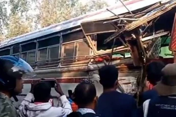 දරුණු බස් අනතුරක් - 10කට තුවාල