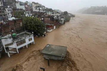 புரட்டி போட்ட வெள்ளம்; 10 பேர் பலி - 70க்கும் மேற்பட்டோர் மாயம்!