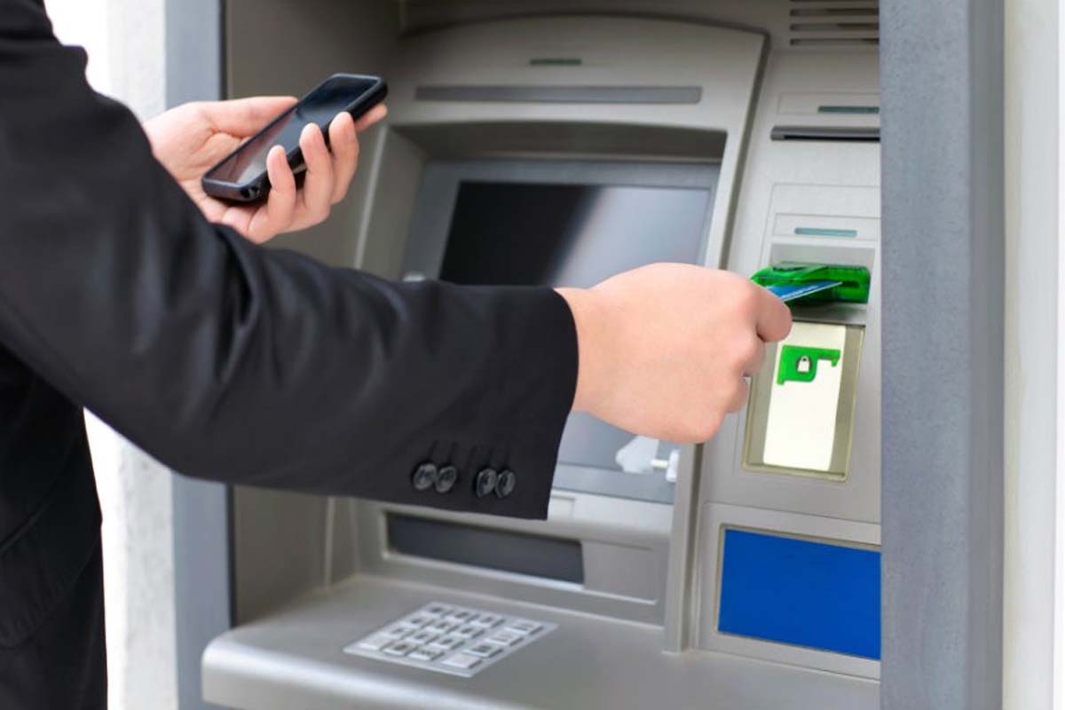 ATM மெஷினில் உங்களது ஏடிஎம் கார்டு சிக்கிக் கொண்டதா? உடனே இதை செய்தால் போதும் | Atm Card Stuck In Atm Machine How To Recover