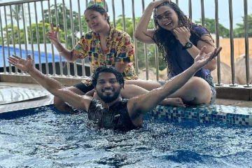 இலங்கையில் பெண்களுடன் கும்மாளம் போடும் விஜய் டிவி பிரபலம்! (Photos)