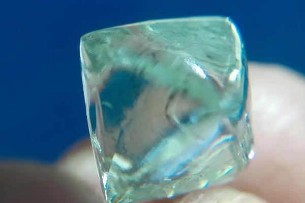 மண்ணில் இருந்து கிடைத்த 15.34 கேரட் வைரம்: சிறுவயது நண்பர்களுக்கு அடித்த அதிர்ஷ்டம் | 2 Friends Finds 15 34 Carat Diamond In Panna Field மண்ணில் இருந்து கிடைத்த 15.34 கேரட் வைரம்: சிறுவயது நண்பர்களுக்கு அடித்த அதிர்ஷ்டம் | 2 Friends Finds 15 34 Carat Diamond In Panna Field