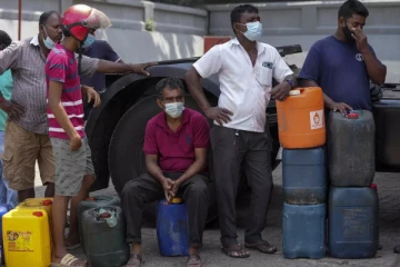 இலங்கையில் பெட்ரோல்,டீசல் பதுக்கலுக்கு எதிராக நாடு முழுவதும் சோதனை