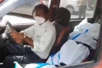 மடிந்த மனிதநேயம்! மகளின் சடலத்தை கட்டி காரிலேயே எடுத்துச்சென்ற தந்தை! நெஞ்சை நொறுக்கும் காட்சி