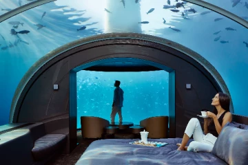 கடலுக்கு அடியில் பிரம்மாண்ட ஹோட்டல்; எங்கு தெரியுமா - மனதை மயக்கும் வீடியோ!