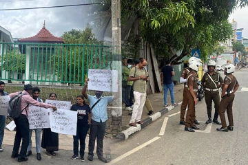 ஐக்கிய தேசிய கட்சியின் தலைமை காரியாலயத்திற்கு முன்பாக போராட்டம்