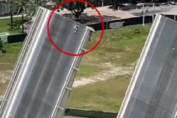 படகு செல்லும் தூக்குப்பாலத்தில்...90 அடி உயரத்தில் செங்குத்தாக தொங்கிய இளைஞர்!