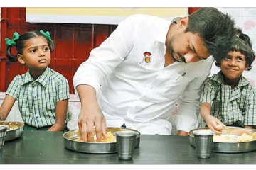 மாணவர்களுடன் உணவு அருந்தி, காலை உணவு திட்டத்தை துவக்கி வைத்தார் அமைச்சர் உதயநிதி ஸ்டாலின்!