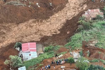 மண்ணுக்குள் புதைந்த ஐந்து வீடுகள் ; பலர் மாயம்