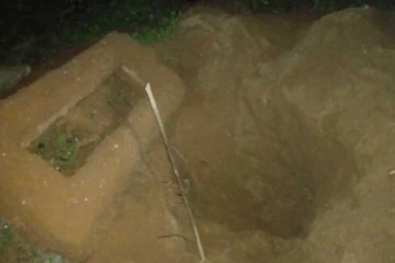 தங்கத்தை எடுப்பதற்காக 10 ஆண்டுகளுக்கு பழைமையான புதைக்குழியை தோண்டிய நபர்கள்