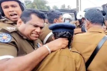 இலங்கையில் பெண் பொலிஸாரிடம் உயர் அதிகாரி நடந்துகொள்ளும் விதம்! காணொளியினால் சர்ச்சை (VIDEO)