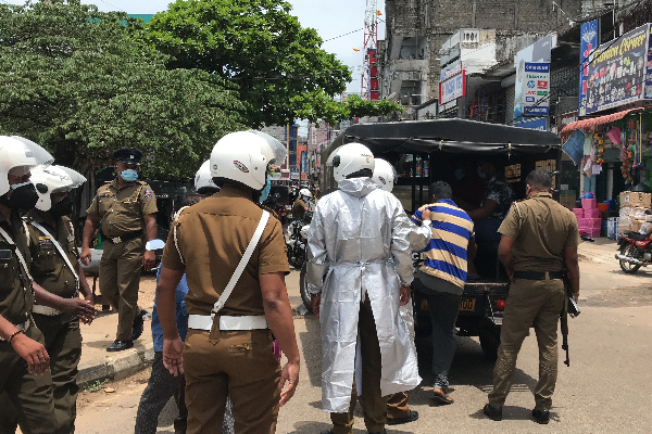 சகோதரனை தாக்க வந்த கும்பல்..! காப்பாற்ற போராடி காயமடைந்த சகோதரி: கொழும்பில் சம்பவம் | Armed Group Made A Splash Colombo