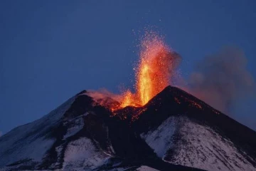 மீண்டும் வெடித்து சிதறியது எட்னா எரிமலை