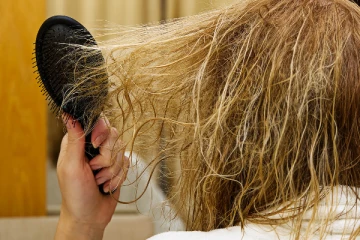 உங்க முடி கோழி இறக்கை மாதிரிஅசிங்கமா இருக்கா? இத ட்ரை பண்ணுங்க அடர்த்தியாகிடும்