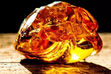 கதவு அடித்துக் கொள்ளாமல் இருக்க ஆம்பர் (amber) கல்லை வைத்த மூதாட்டி