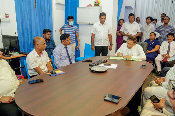 யாழ் போதனா வைத்தியசாலைக்கு மைத்திரி விஜயம்; குழந்தைக்கும் ஆசீர்வாதம்!(Photos) | Maithiripala Visit Jaffna Teaching Hospital