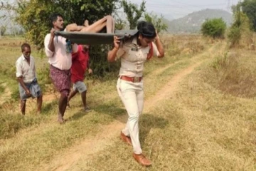 அடையாளம் தெரியாதவரின் சடலத்தை தோளில் சுமந்து சென்ற பெண் எஸ்.ஐ! வைரலாகும் புகைப்படம்