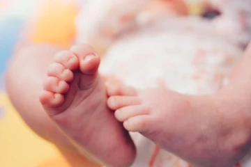 பிறந்து பன்னிரண்டே நாட்களான குழந்தை உயிரிழப்பு; மருத்துவமனை குற்றச்சாட்டு!