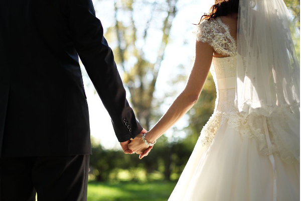 திருமணத்திற்கு பின் கணவர் “பெண்” என தெரிந்ததும்... அதிர்ச்சியில் மனைவி | Indonesia Girl Marrry Woman