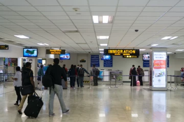 கட்டுநாயக்க விமான நிலையத்தில் இருவர் கைது