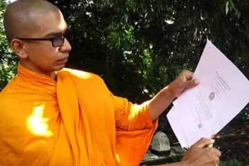 சட்டமூல கடிதத்தை தீ வைத்து எரிந்த தேரர்!