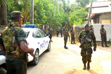 யாழில் இரு பொலிஸ் உத்தியோகத்தர்கள் கைது